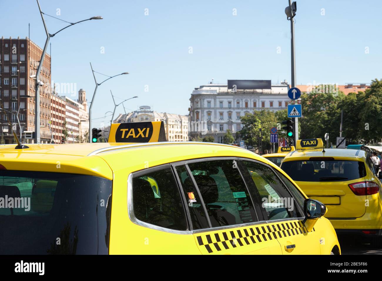 Gelbes Taxi mit einem Checker. Stadtverkehr Stockfoto
