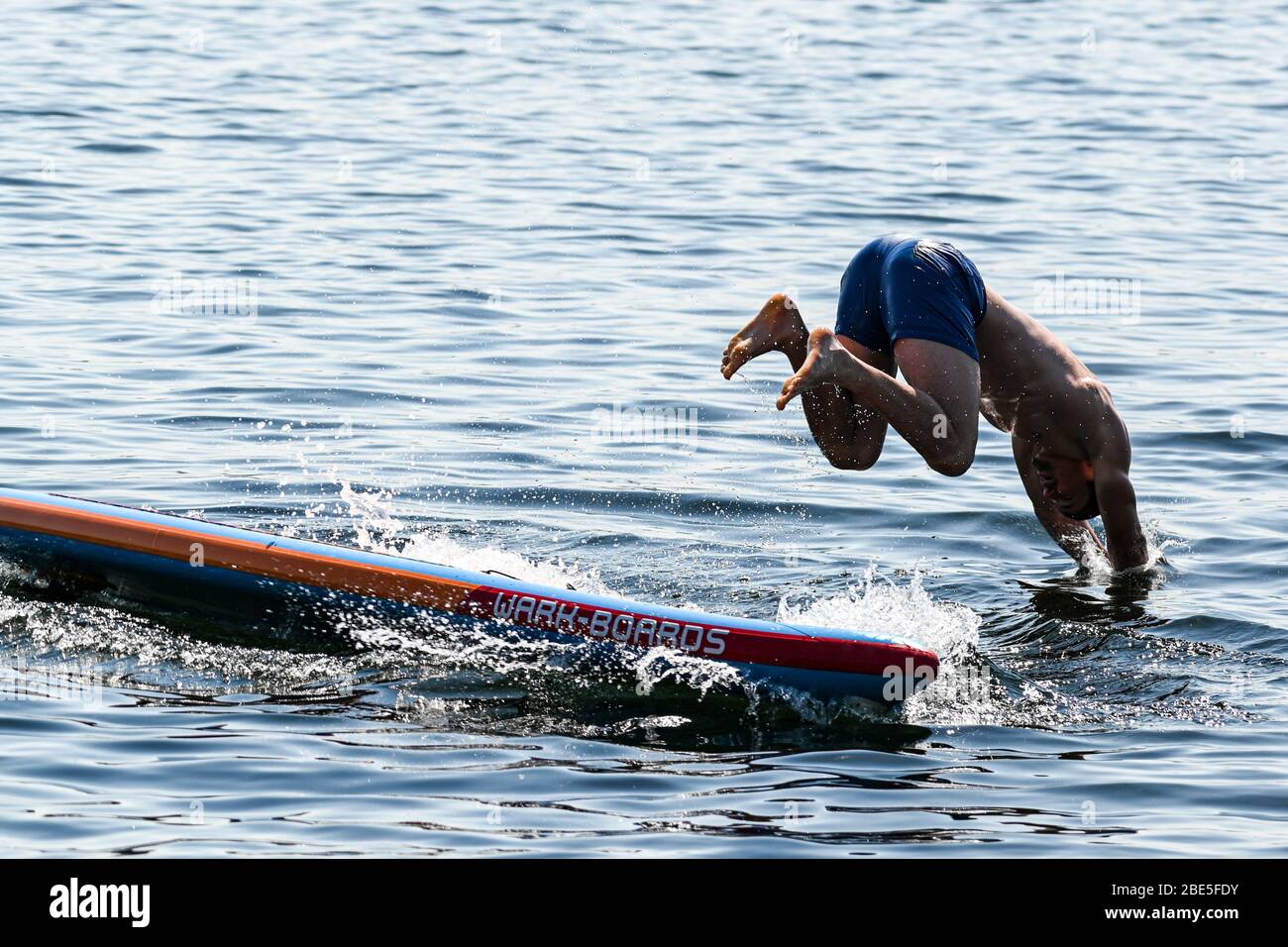 Konstanz, Deutschland. April 2020. Ein Mann aus Konstanz springt von
