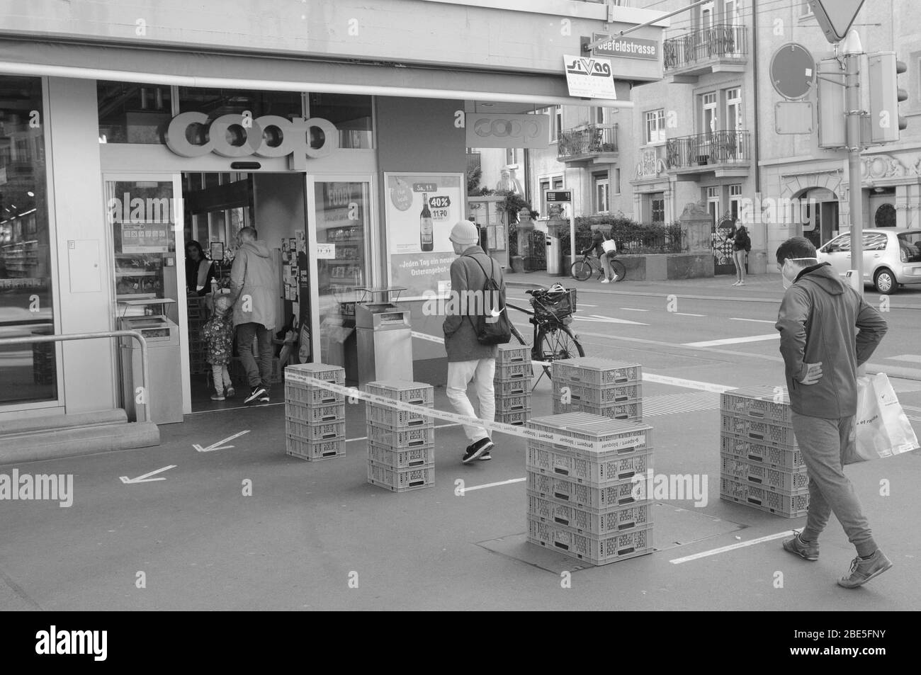 Zürich/Schweiz: Shopping in Zeiten von Covid19 Coronavirus. Draußen mit zwei Metern Abstand und beschränkter Zugangszahl von Menschen zu stehen, erlaubte ich Stockfoto