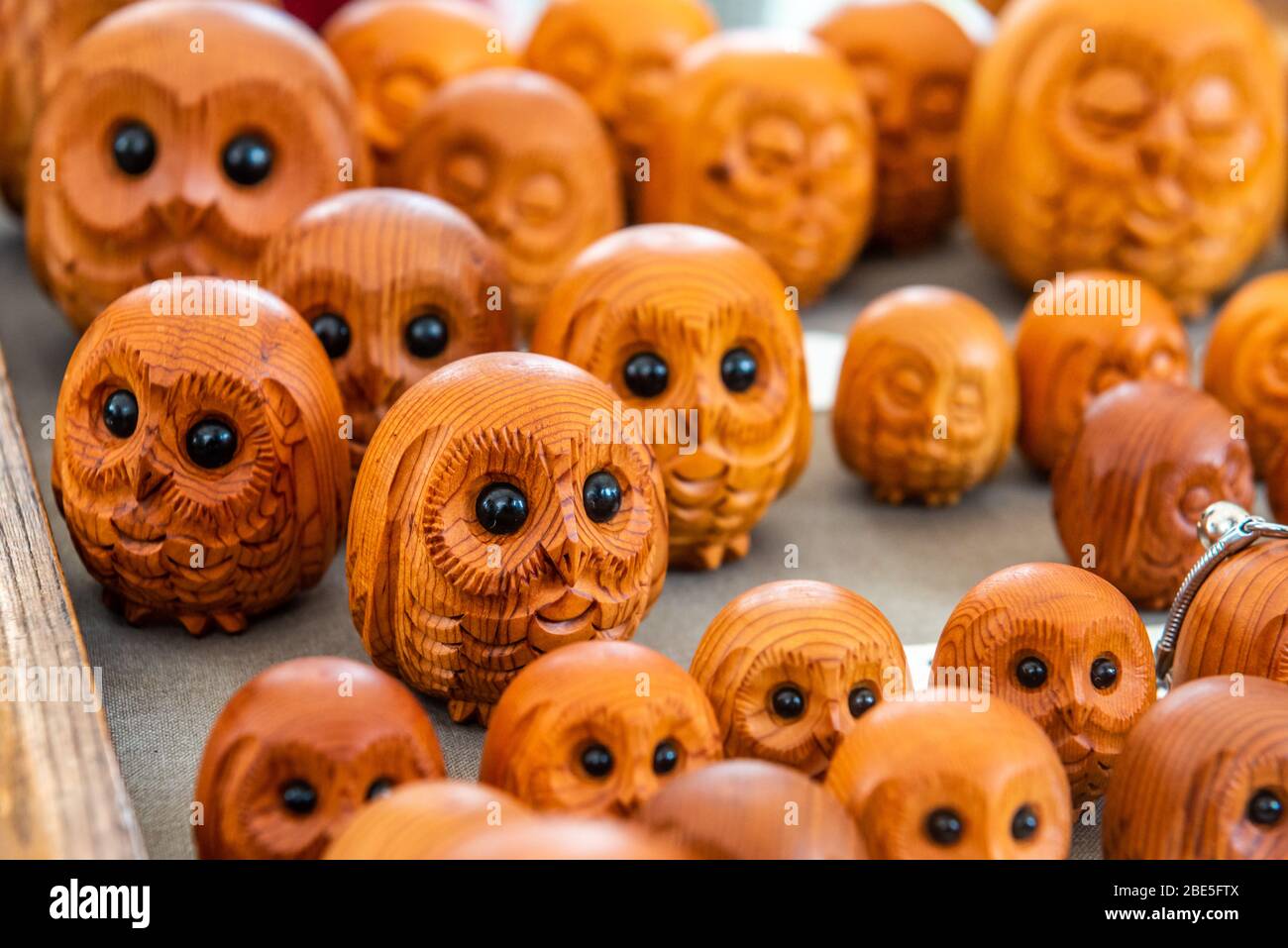 Takayama, Japan: 27. Oktober 2019: Hida Takayama Miyagawa Morning Market. Zweiseitige Eulen aus Holz Stockfoto