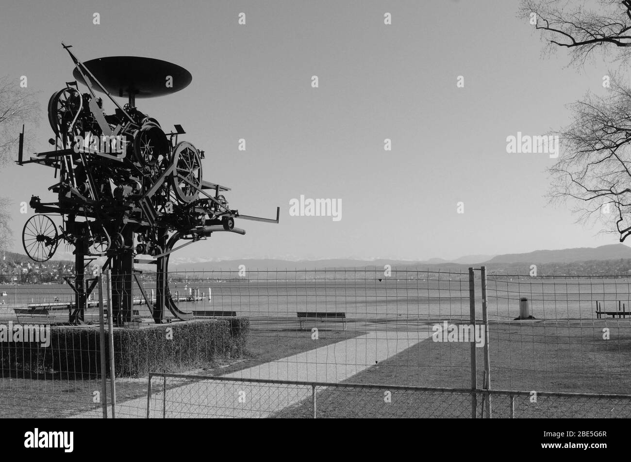 Zürich/Schweiz: Seepromenade in Seefeld mit der Tinguely-Maschine in Zeiten des CoVid19 Virus Log down Stockfoto