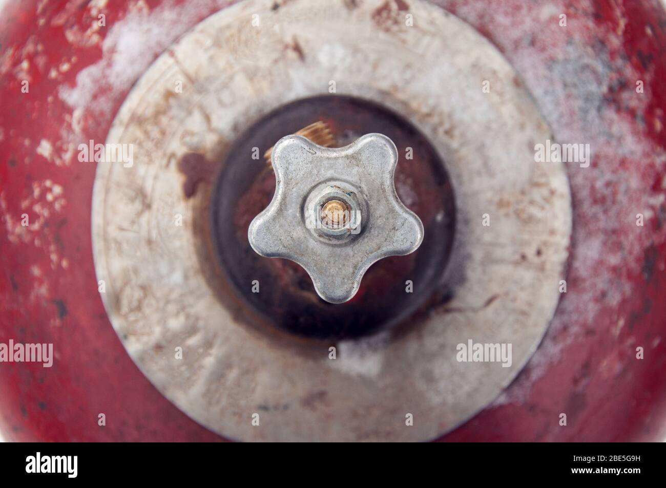 Bau Gasflasche mit komprimiertem Gas. Rote Gasflasche. Blick von oben Stockfoto