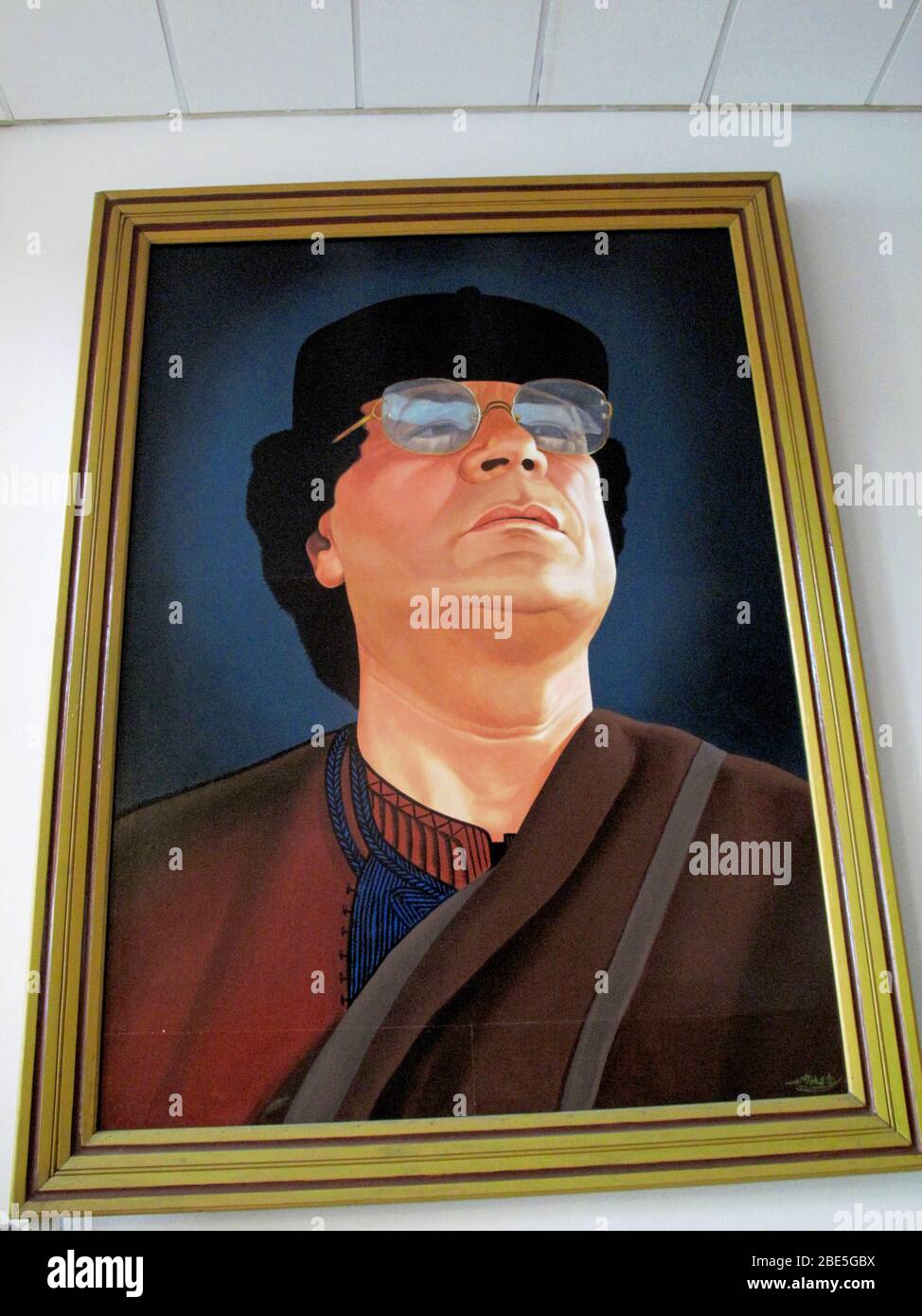 Blick auf ein Plakat an der Wand mit Libyens ehemaliger und jetzt toter Präsidentenfigur, Muhammar Gaddafi Stockfoto