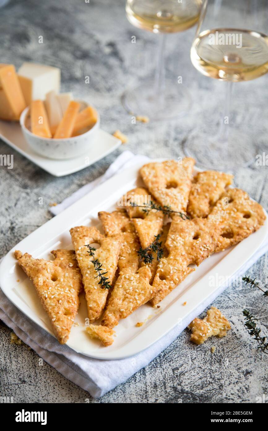 Hausgemachte Käsekekse. Käsekekse, hausgemachte gesunde Backwaren. Käse und Weißwein. Stockfoto