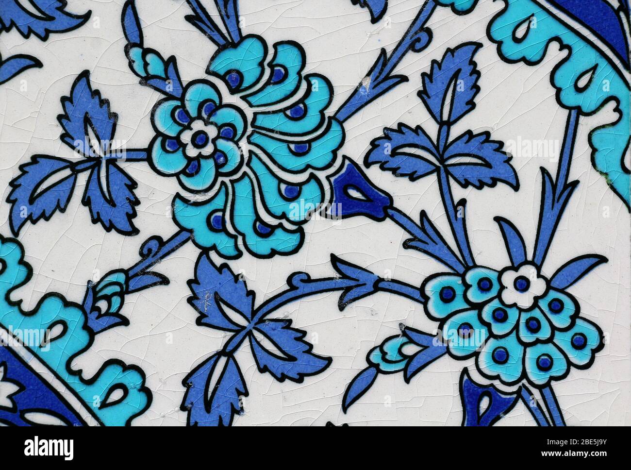 Kapu Moschee Detail von dekorativen Fliesen. Fliesen wurden in der osmanischen Zeit im späten 20. Jahrhundert gebaut. Traditionelle helle und dunkelblaue Blumenmotive Stockfoto