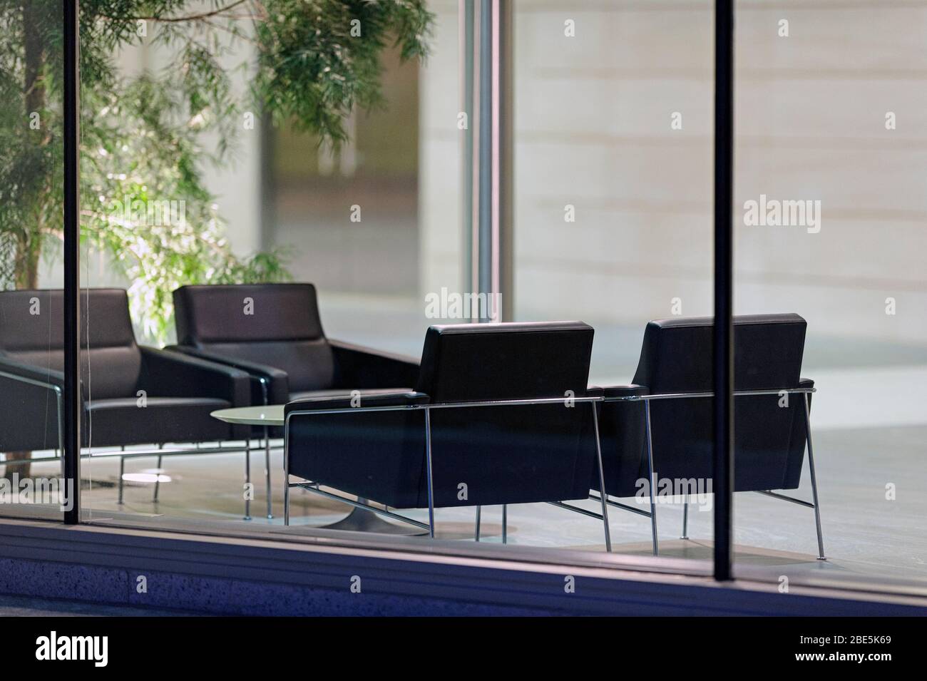 Leere Stühle in der Lobby oder im Atrium eines Bürogebäudes Stockfoto