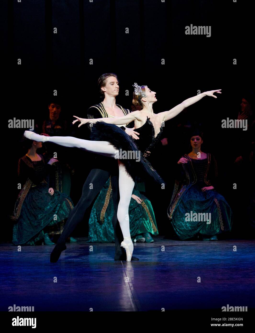 Vadim Muntagirov (Prinz Siegfried), Daria Klimentova (Odile) in SWAN LAKE präsentiert vom English National Ballet (ENB) im London Coliseum 2011 Musik: Tschaikowsky Choreographie: Derek Deane Design: Peter Farmer Beleuchtung: Howard Harrison Stockfoto