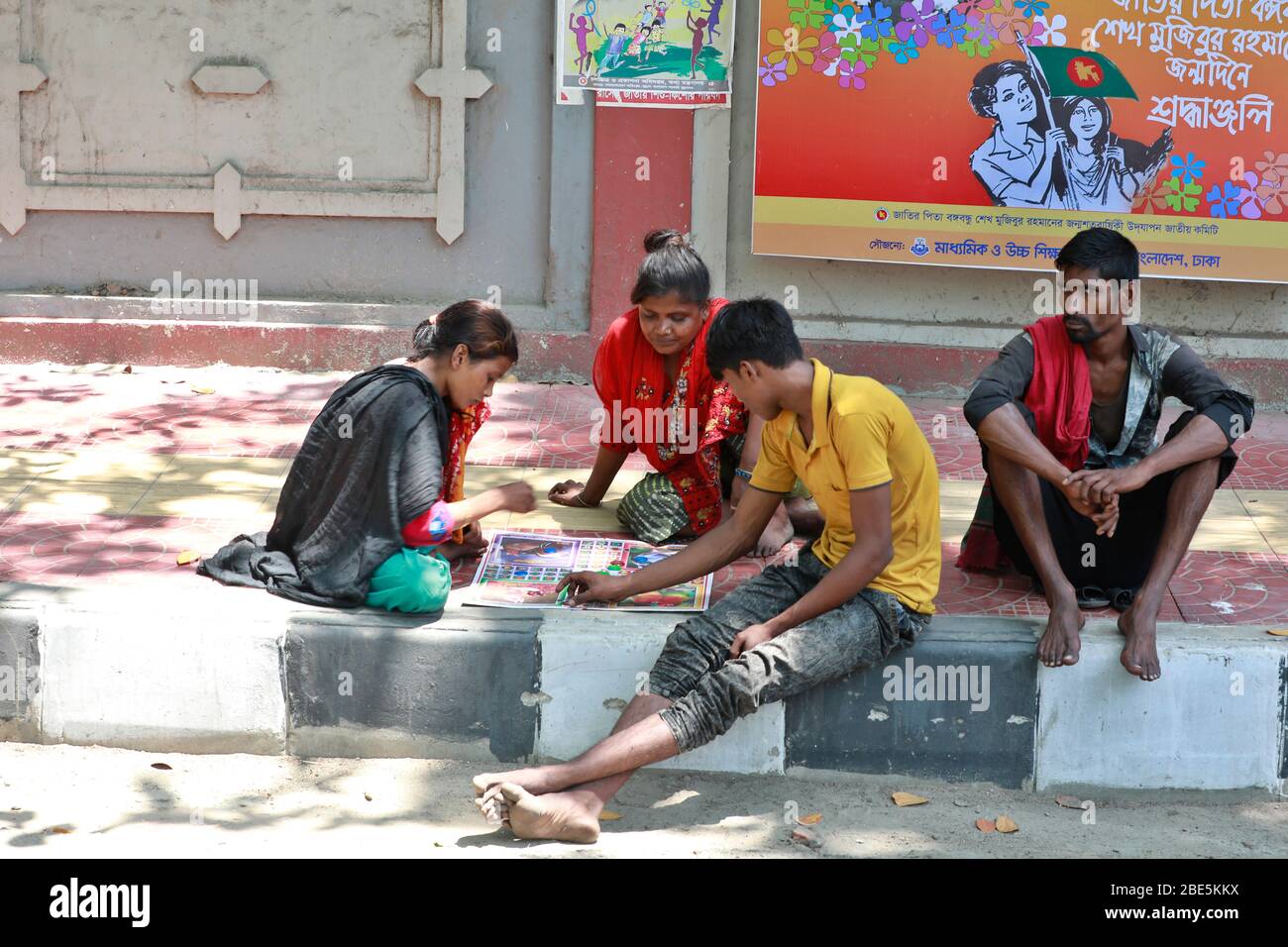 Dhaka, Bangladesch - 10. April 2020: Der Ausbruch des Coronavirus hat die pulsierende Hauptstadt in eine Geisterstadt verwandelt. Für arme Menschen hat das Überleben hier jetzt Stockfoto