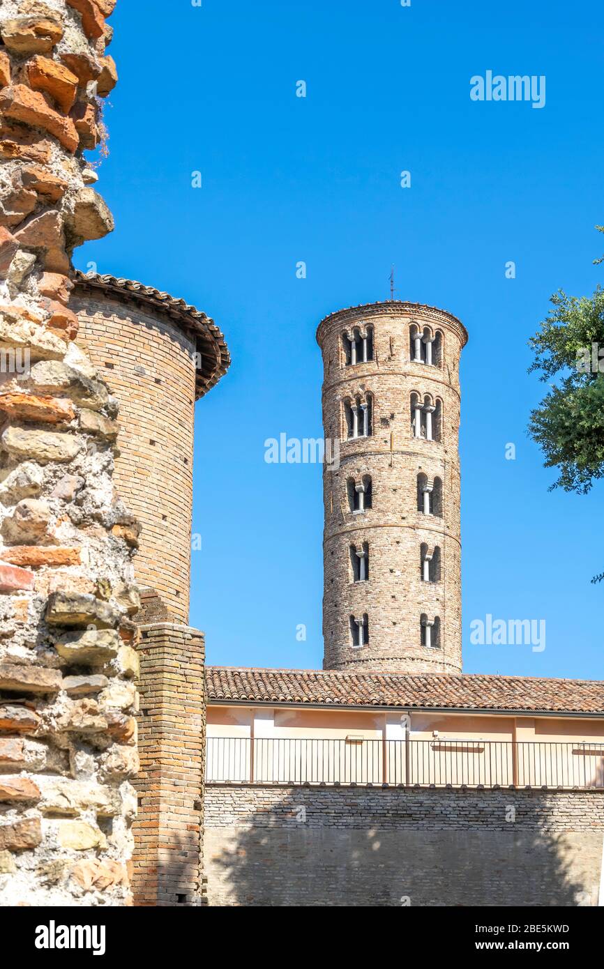 Blick auf den campanile von Basilica di Sant'Apollinare Nuovo vom Palast des Theoderich in Ravenna, Italien Stockfoto