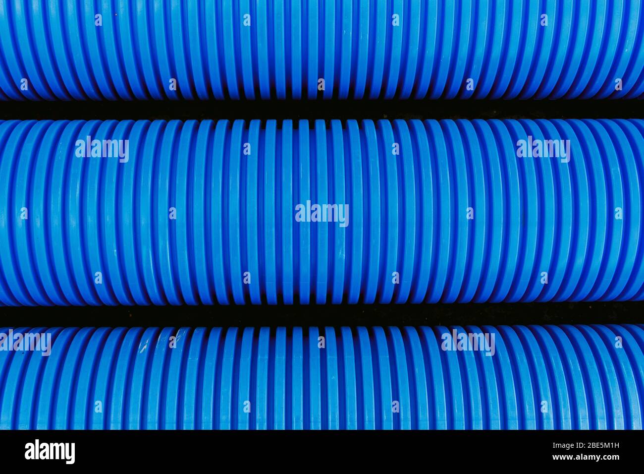 Hintergrund der blauen Kunststoff Wasserrohre Stockfoto