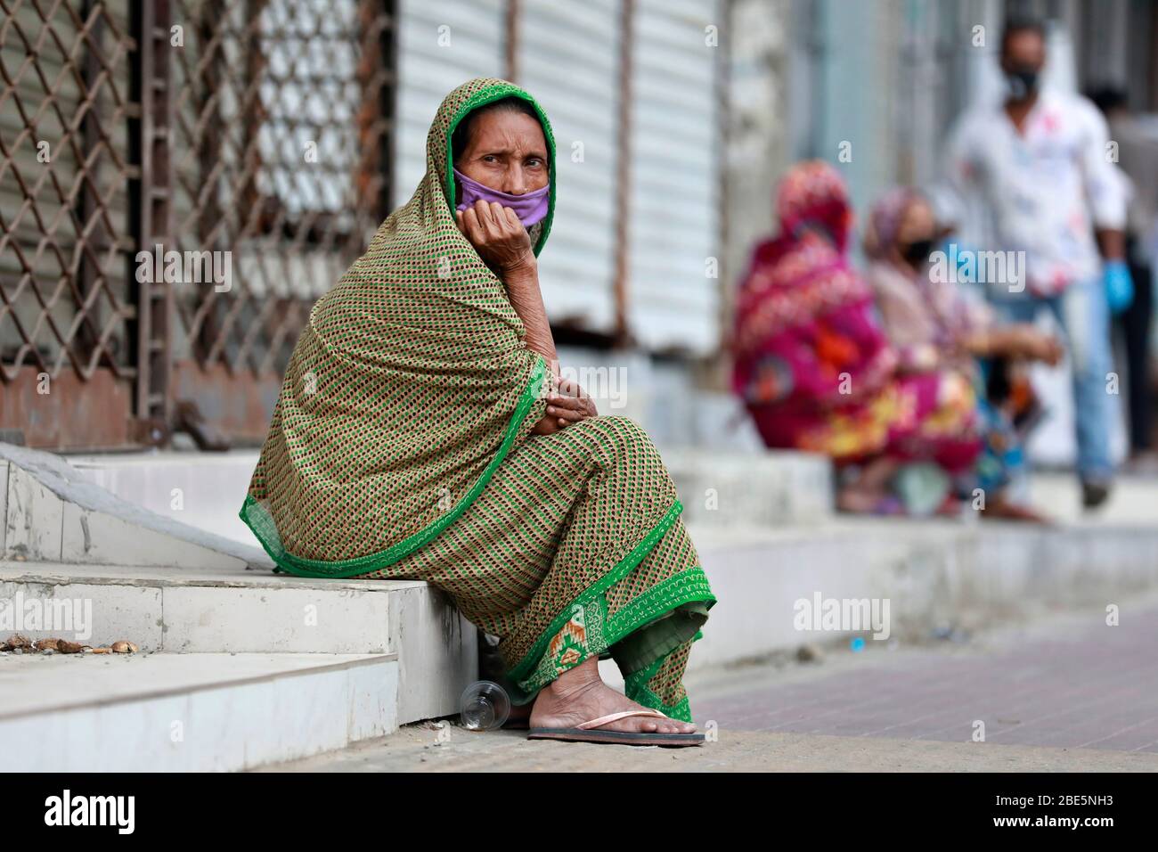 Dhaka, Bangladesch - 11. April 2020: Der Ausbruch des Coronavirus hat die pulsierende Hauptstadt in eine Geisterstadt verwandelt. Für arme Menschen hat das Überleben hier jetzt Stockfoto