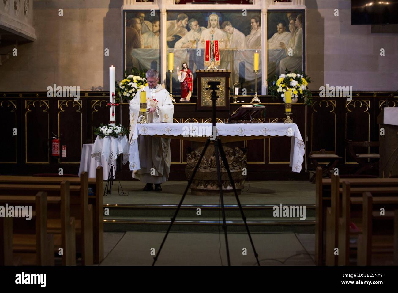 London, Großbritannien. April 2020. Heilige Messe in der polnischen Kirche unserer Lieben Frau von Tschenstochau in London, Engel. Die Heilige Messe, die am Ostersonntag von Pater Bogdan Kołodziej geleitet wurde, wird aufgrund des Verbots von gesellschaftlichen Zusammenkünften, das durch den Ausbruch des Coronavirus verursacht wurde, im Internet übertragen. Quelle: Marcin Nowak/Alamy Live News Stockfoto