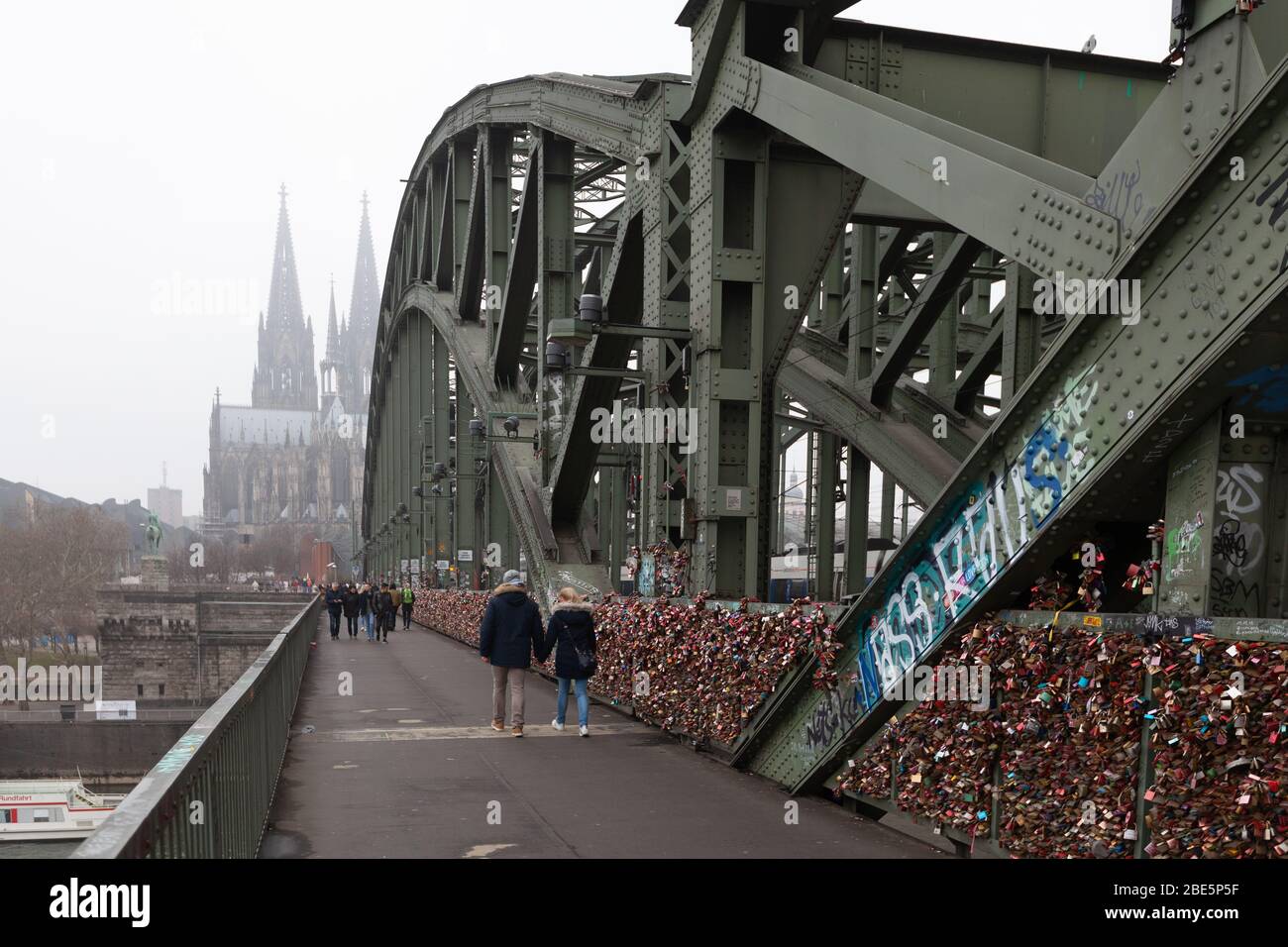 Köln, Deutschland - 1. März 2019: Hohenzollernbrücke und Kölner Dom im Nebel im Hintergrund Stockfoto