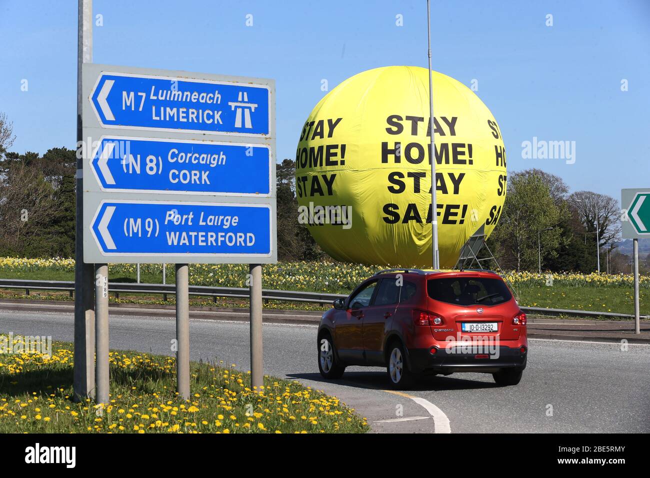 Naas, Leinster, Irland, 11. März 2020. Covid-19 Kunst Skulptur schreit zu Hause bleiben, sicher bleiben, als Irland seinen 15. Tag der Lockdown und sieht sich drei weitere Wochen Aufenthalt in Innenräumen. A Stay Home - Stay Safe Nachricht über die berühmte Naas Ball Kunstskulptur, auf der N7/M7 Autobahn in der Grafschaft Kildare. Foto: Sasko Lazarov/RollingNews. Credit: RollingNews.ie/Alamy Live News Stockfoto