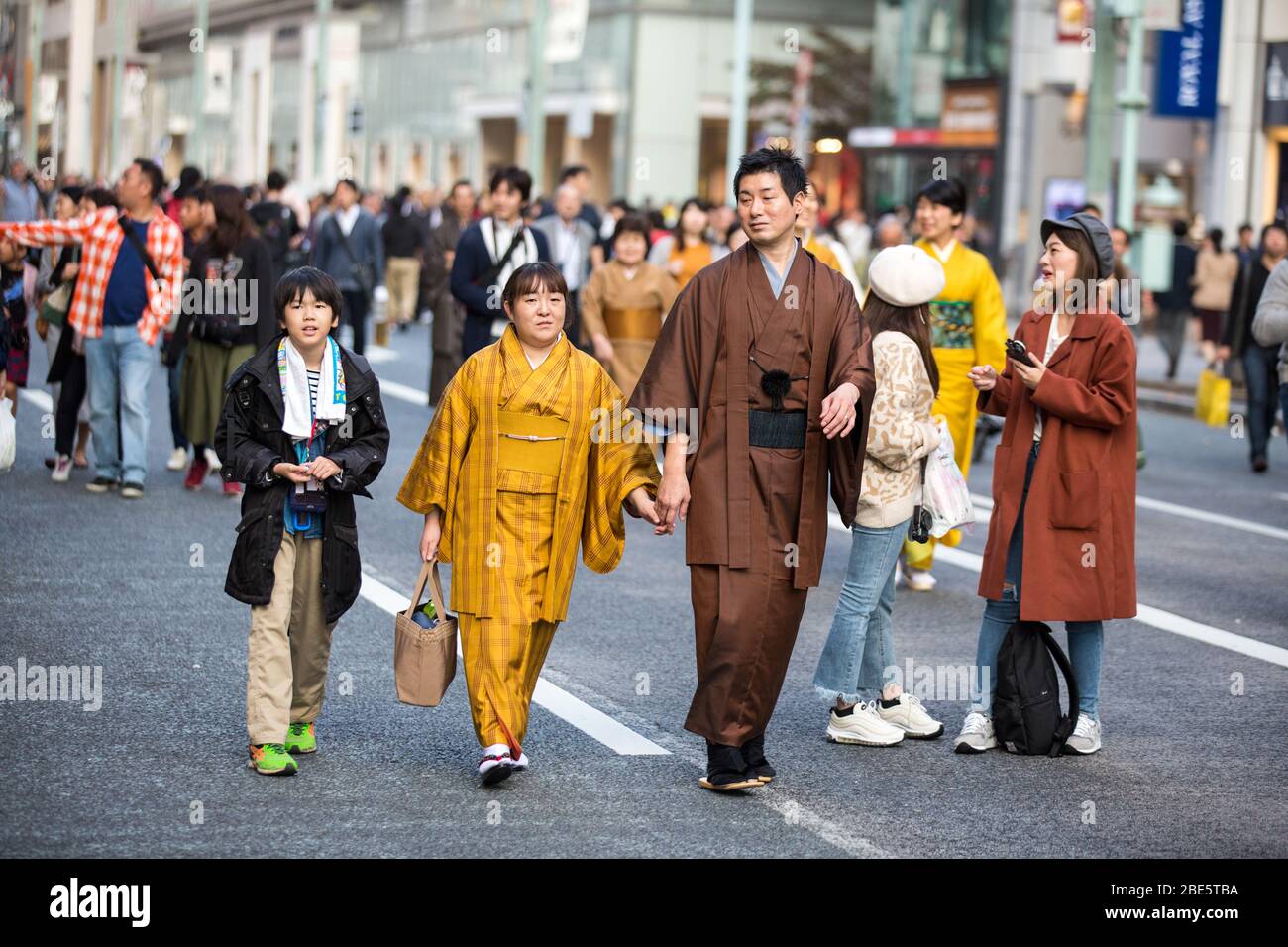 Menschen in den Straßen von tokio, japan, tokyo geschäftige Straße, tokyo Straße vor kovid Corona, geschäftige tokyo Straße Stockfoto