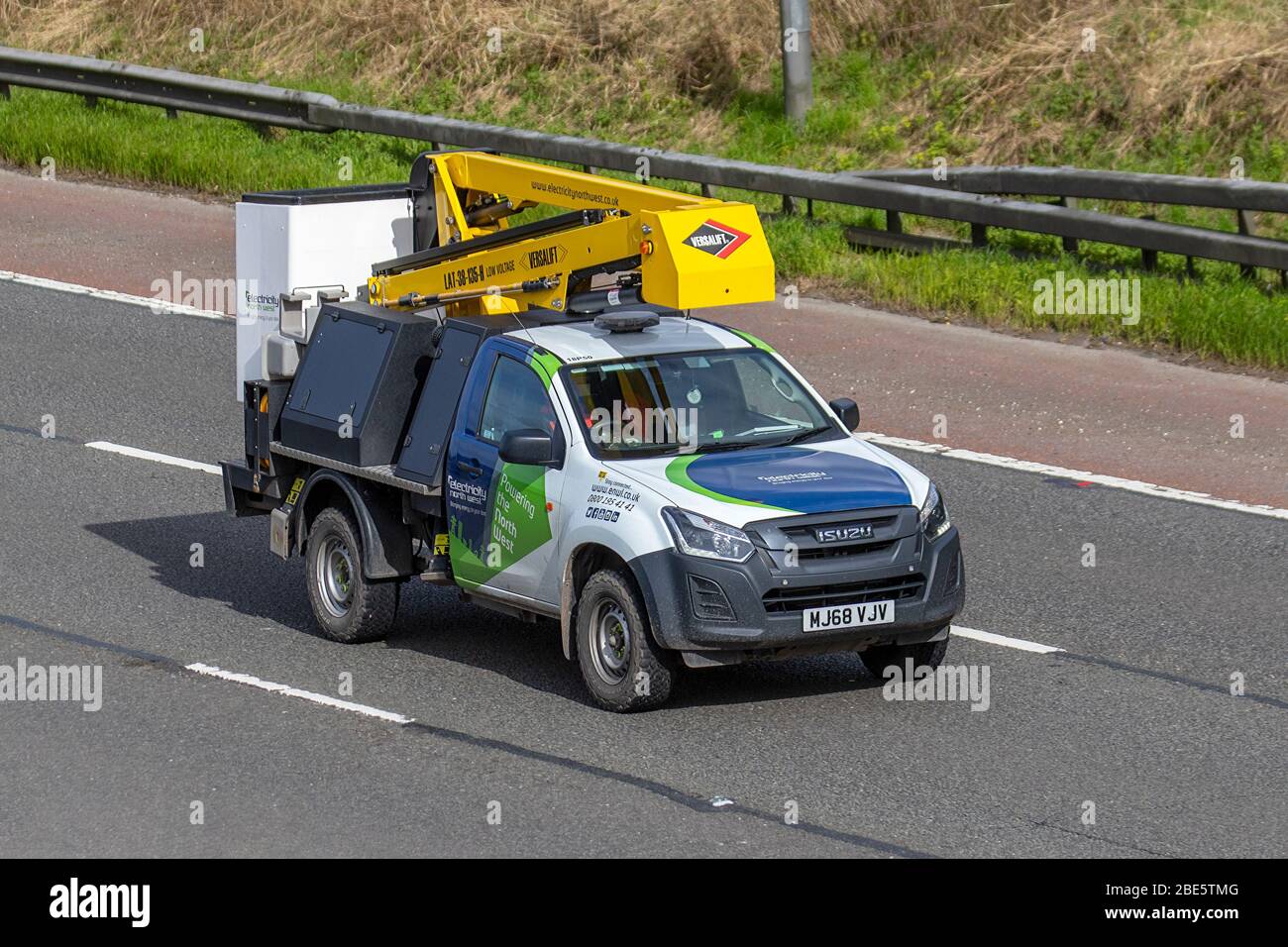 Strom Nord-West weiß 2019 Isuzu D-Max mit Versalift Lat 38-135-H Niederspannung; Fahrzeugverkehr bewegende Fahrzeuge, Fahren Fahrzeug auf UK Straßen, Motoren, Autofahren auf der Autobahn M6 Stockfoto