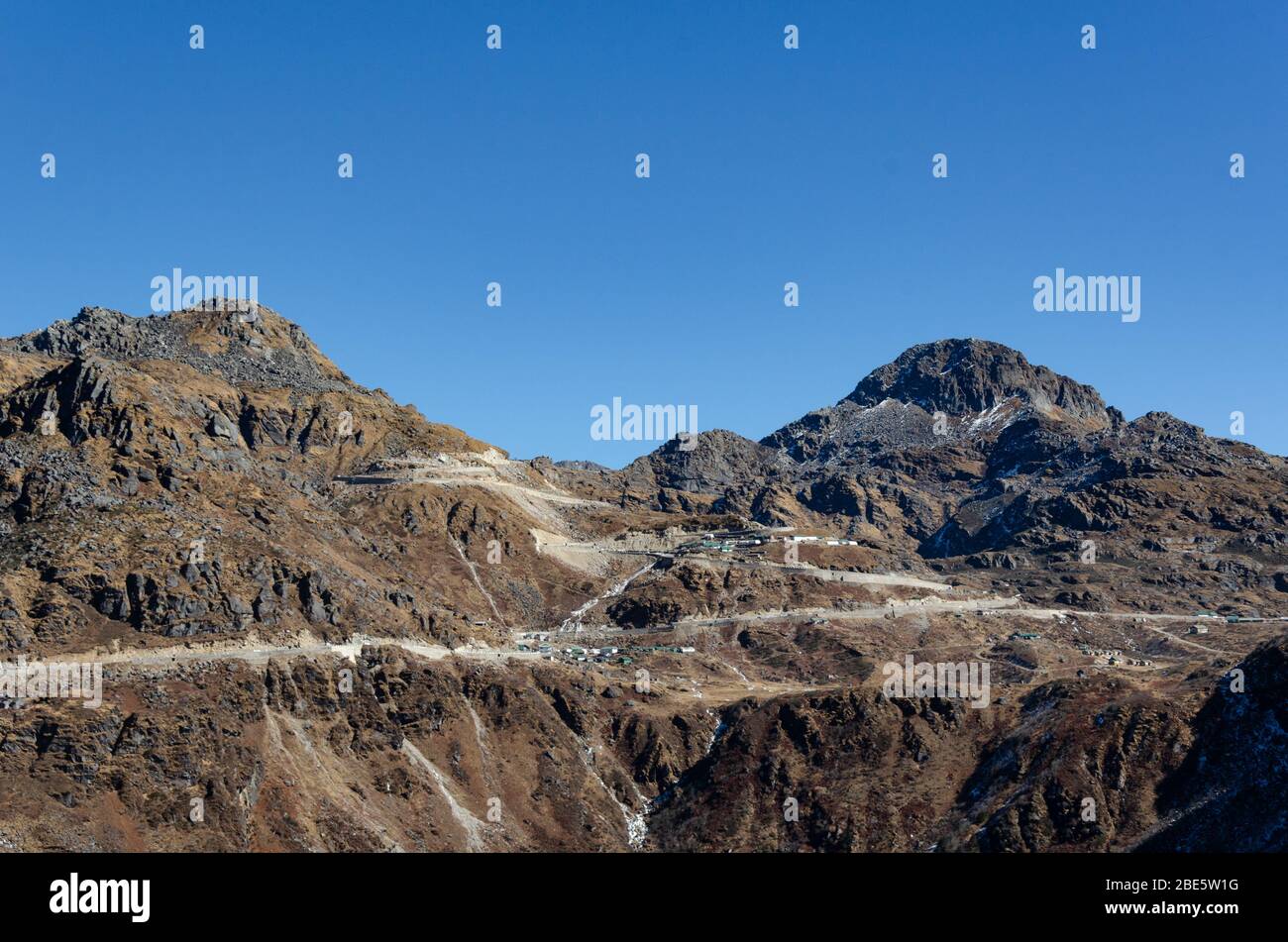 Blick auf die trockene karge Landschaft des Nathu La Mountain Pass im Dezember in Sikkim, Indien Stockfoto