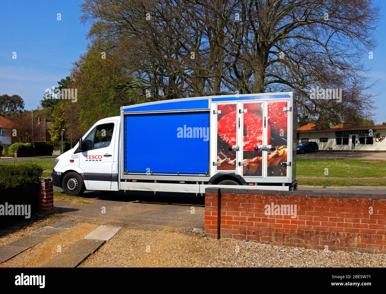 Ein Tesco Lieferwagen kam gerade vor einem Wohngebiet in Hellesdon, Norfolk, England, Großbritannien, Europa an. Stockfoto