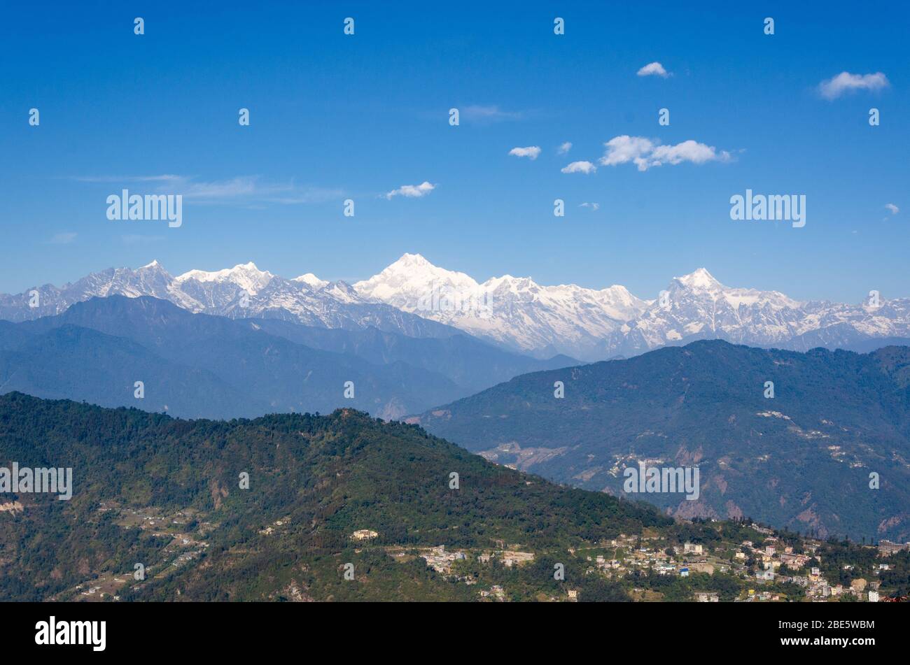 Schöne Aussicht auf Kangchendzönga und seine umliegenden Berggipfel vom Hanuman Tok Aussichtspunkt, Gangtok, Sikkim, Indien Stockfoto