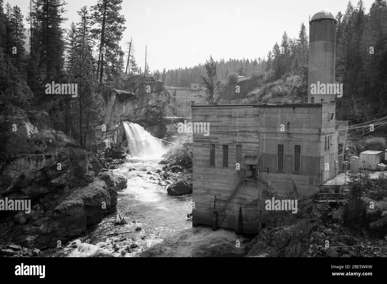 Industriekraftwerk am Rande eines Flusses und Wasserfalls in British Columbia, Kanada Stockfoto
