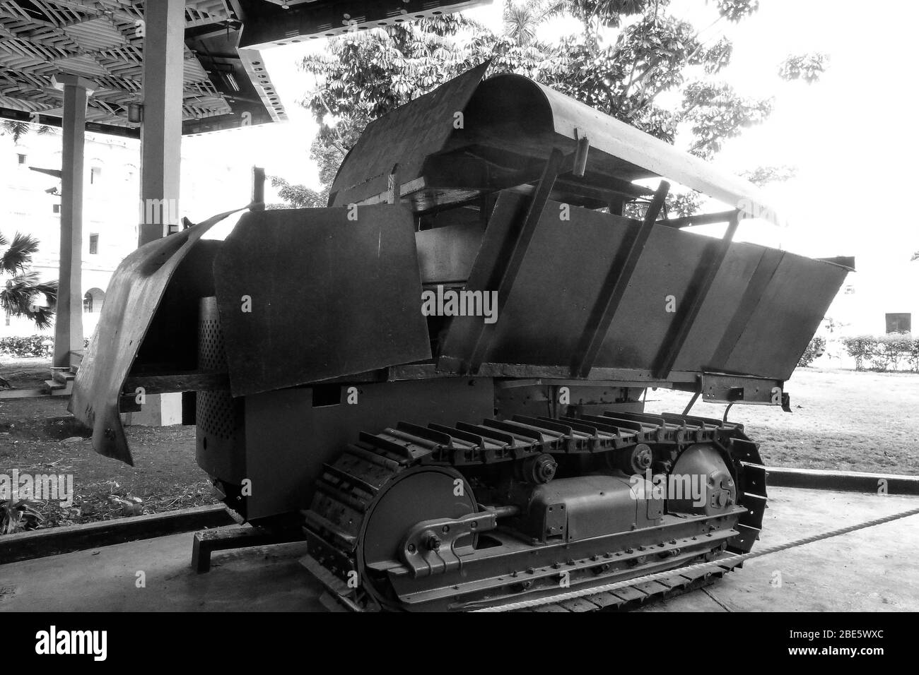 Das Museum Havana Cuba benutzte in der Revolution Stahlschilde gegen Batista und Armee auf Gleisen von Kugeln, die das Castro-Militär angreifen Stockfoto
