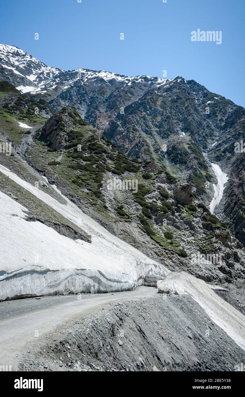 Trockene Himalaya Bergkette Landschaft aus der Srinagar-Leh Mountain Road, in Ladakh, Indien Stockfoto