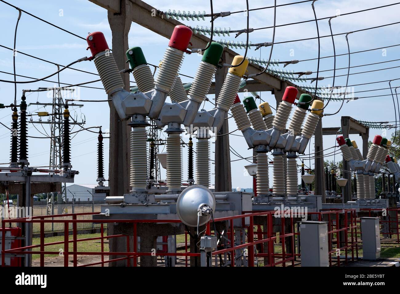 Stromleitung und Isolator Nahaufnahme Stockfoto