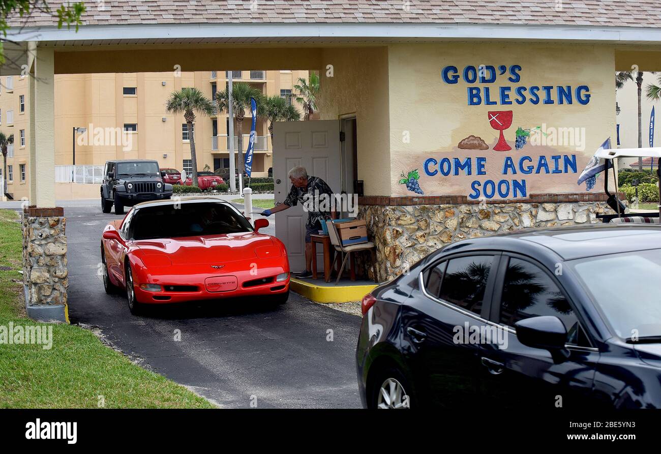 Menschen in Autos besuchen Ostersonntag Gottesdienste an der Daytona Beach Drive-in Christian Church als eine Möglichkeit, soziale Distanzierung während der Coronavirus Pandemie zu üben.Floridas Aufenthalt-at-Home-Ordnung befreit religiöse Dienste, aber Gouverneur Ron DeSantis hat von der Teilnahme an überfüllten religiösen Versammlungen geraten. Stockfoto