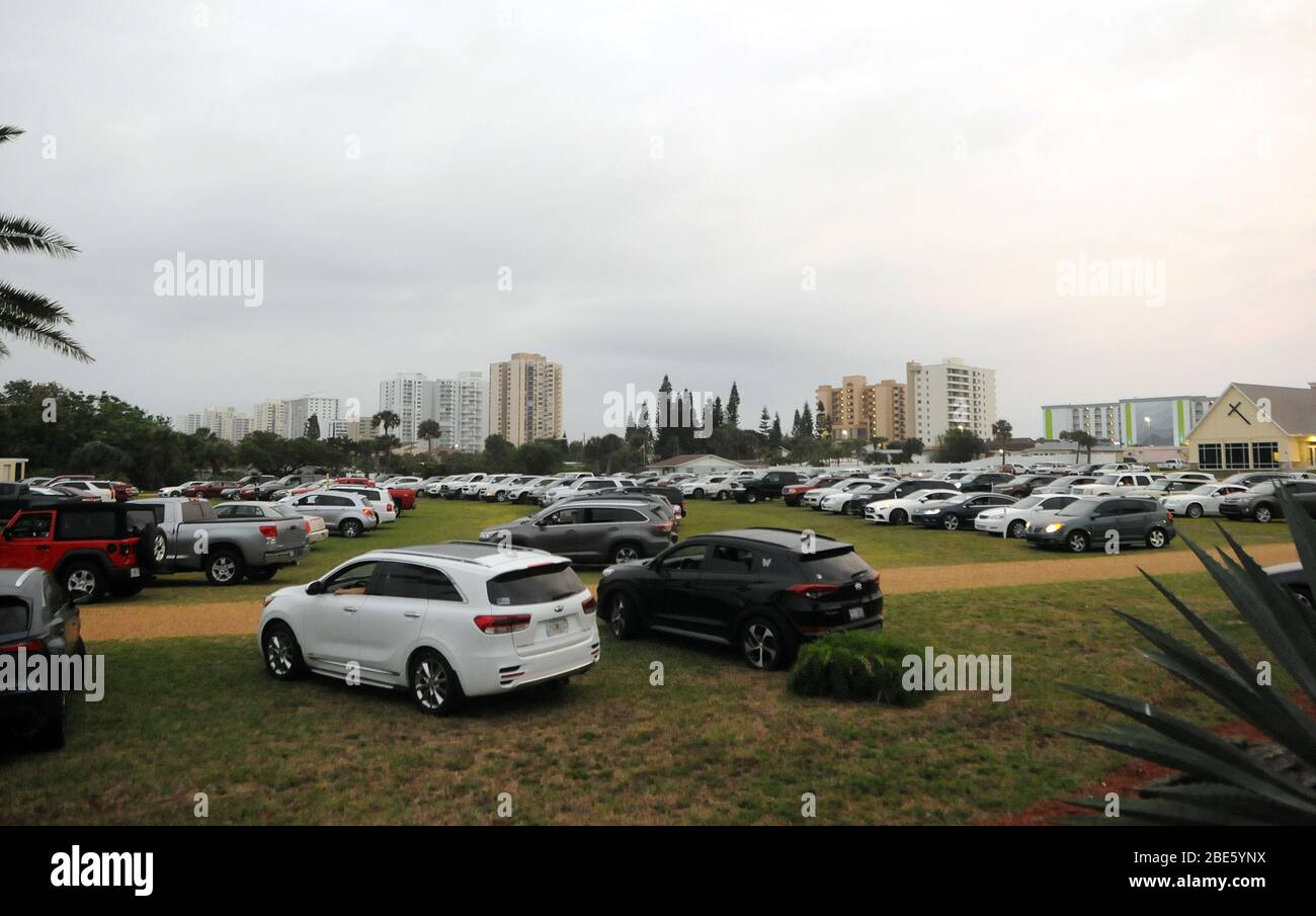Menschen in Autos besuchen Ostersonntag Gottesdienste an der Daytona Beach Drive-in Christian Church als eine Möglichkeit, soziale Distanzierung während der Coronavirus Pandemie zu üben.Floridas Aufenthalt-at-Home-Ordnung befreit religiöse Dienste, aber Gouverneur Ron DeSantis hat von der Teilnahme an überfüllten religiösen Versammlungen geraten. Stockfoto