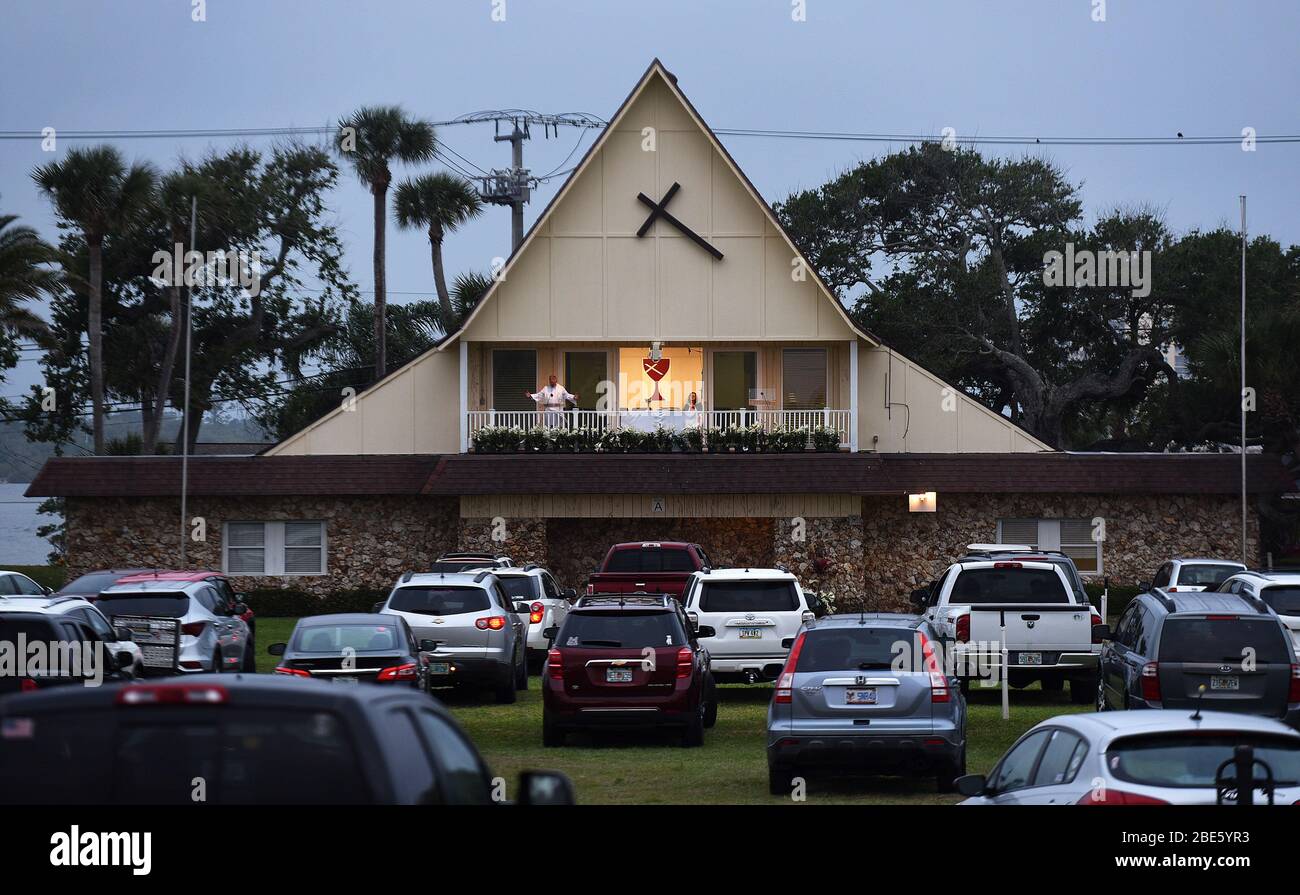 Menschen in Autos besuchen Ostersonntag Gottesdienste an der Daytona Beach Drive-in Christian Church als eine Möglichkeit, soziale Distanzierung während der Coronavirus Pandemie zu üben.Floridas Aufenthalt-at-Home-Ordnung befreit religiöse Dienste, aber Gouverneur Ron DeSantis hat von der Teilnahme an überfüllten religiösen Versammlungen geraten. Stockfoto