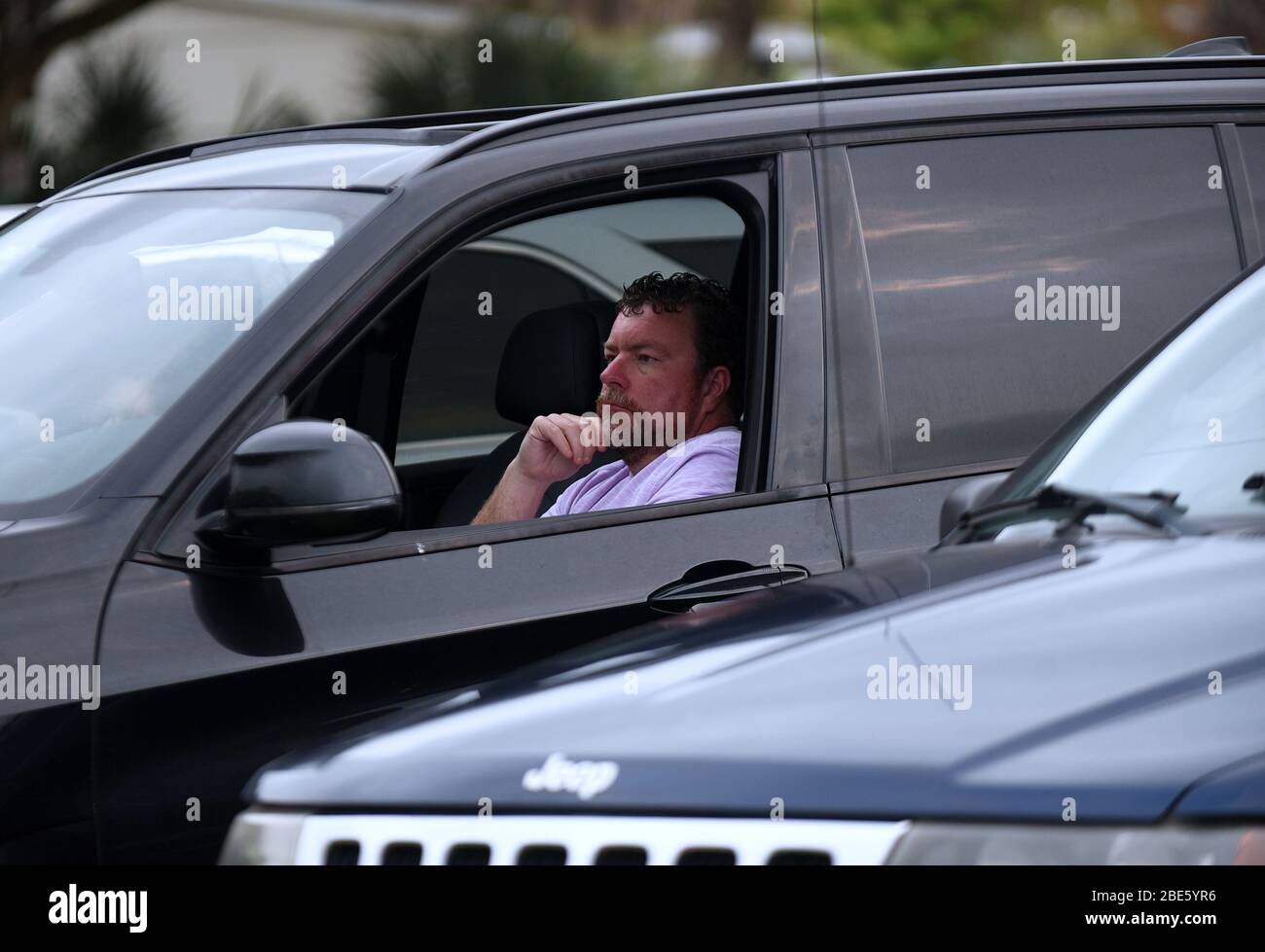 Menschen in Autos besuchen Ostersonntag Gottesdienste an der Daytona Beach Drive-in Christian Church als eine Möglichkeit, soziale Distanzierung während der Coronavirus Pandemie zu üben.Floridas Aufenthalt-at-Home-Ordnung befreit religiöse Dienste, aber Gouverneur Ron DeSantis hat von der Teilnahme an überfüllten religiösen Versammlungen geraten. Stockfoto
