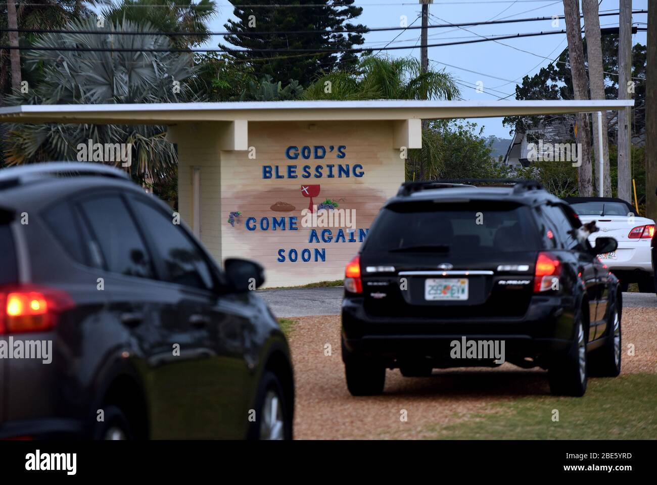Menschen in Autos besuchen Ostersonntag Gottesdienste an der Daytona Beach Drive-in Christian Church als eine Möglichkeit, soziale Distanzierung während der Coronavirus Pandemie zu üben.Floridas Aufenthalt-at-Home-Ordnung befreit religiöse Dienste, aber Gouverneur Ron DeSantis hat von der Teilnahme an überfüllten religiösen Versammlungen geraten. Stockfoto