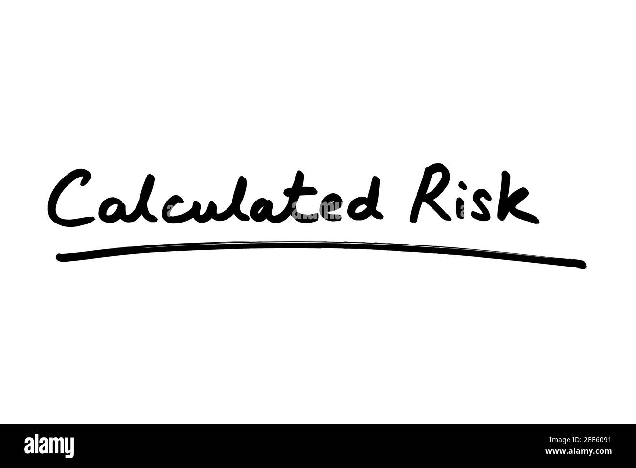 Berechnetes Risiko handschriftlich auf weißem Hintergrund. Stockfoto