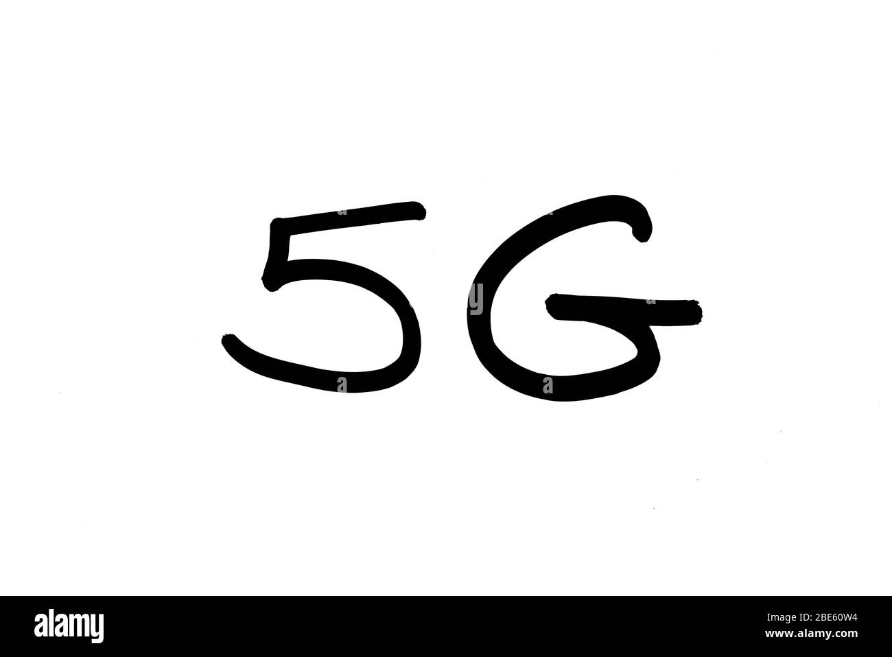 5G - die fünfte Generation der drahtlosen Kommunikationstechnologien, handschriftlich auf weißem Hintergrund. Stockfoto