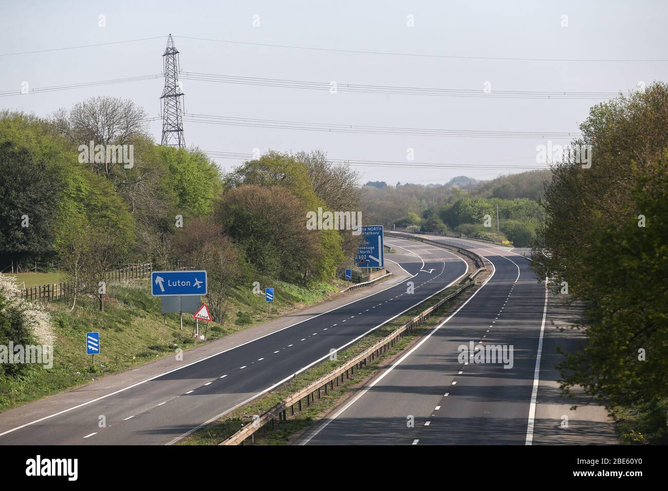 Verlassene Strecke der normalerweise sehr befahrenen Autobahn A1 an der Kreuzung 8 Hitchin, Hertfordshire Großbritannien während der Coronavirus Sperrung Stockfoto