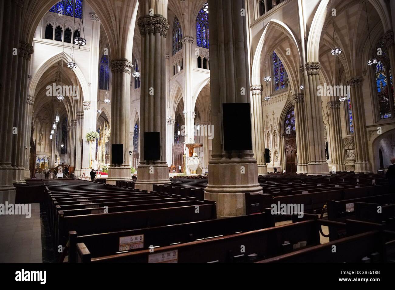 New York, USA. April 2020. Die Kirchenbänke sind wegen der Coronavirus-Pandemie leer, während Kardinal Timothy Dolan am Sonntag, den 12. April 2020, in der St. Patrick's Cathedral in New York City die Ostermesse anbietet. Zum ersten Mal haben die US-Regierung und Präsident Trump alle 50 Staaten für ein und dasselbe Ereignis zu einer großen Katastrophe erklärt. Foto von John Angelillo/UPI Quelle: UPI/Alamy Live News Stockfoto