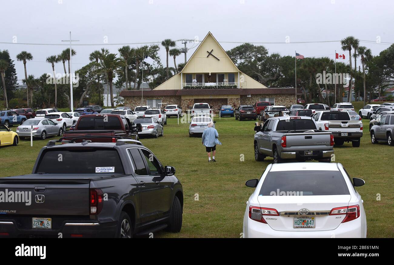 12. April 2020 - Daytona Beach Shores, Florida, USA - Menschen in Autos besuchen Ostersonntag Gottesdienste in der Daytona Beach Drive-in Christian Church als eine Möglichkeit, soziale Distanz während der Coronavirus-Pandemie am 12. April 2020 in Daytona Beach Shores, Florida zu üben. Floridas Aufenthalt-zu-Hause-Auftrag befreit religiöse Dienste, aber Gouverneur Ron DeSantis hat gegen die Teilnahme überfüllten religiösen Versammlungen geraten. (Paul Hennessy/Alamy) Stockfoto
