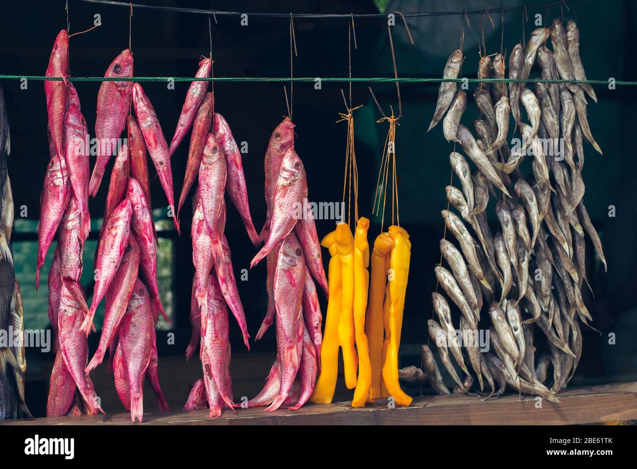 Verschiedene Meeresfische hängen an der Markttheke Stockfoto
