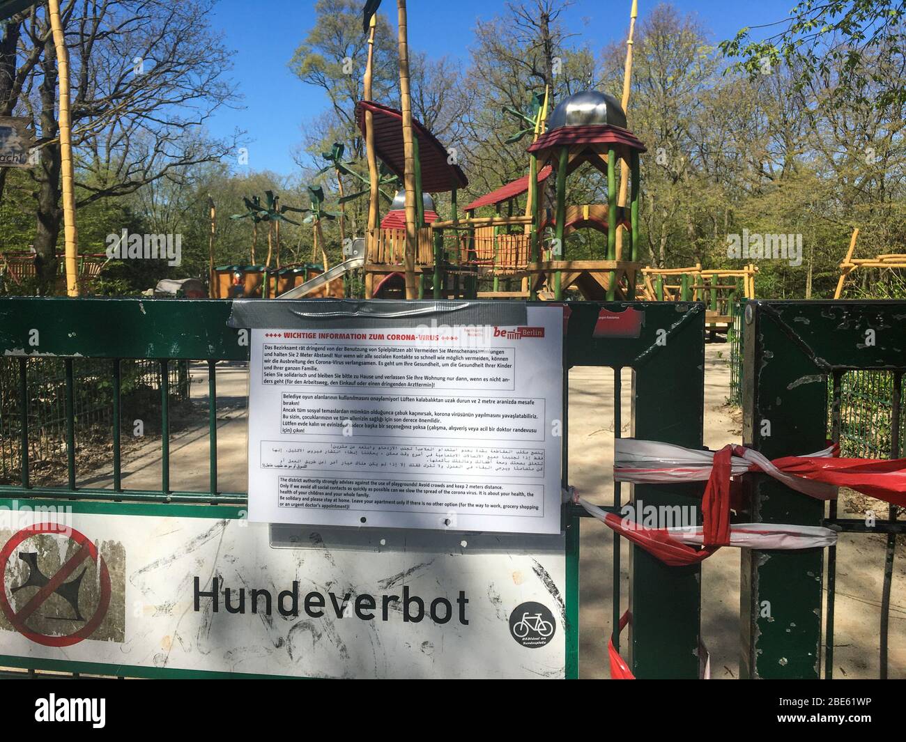 BERLIN, DEUTSCHLAND - 12. APRIL 2020: Geschlossener Spielplatz im öffentlichen Park Hasenheide wegen der Sperrung der Corona Pandemie (Covid 19). Hinweis der Stadt Berlin Stockfoto