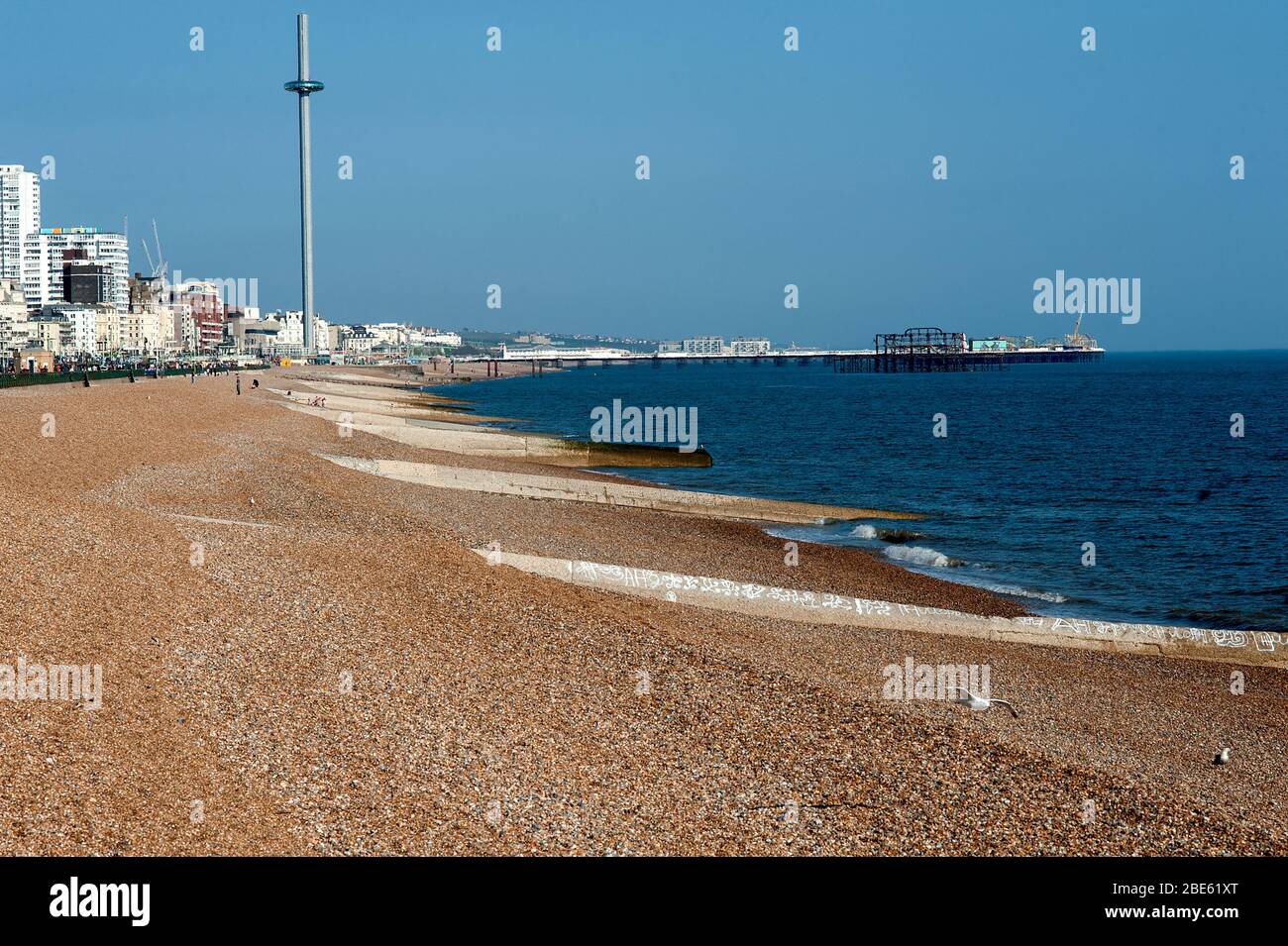 Brighton's beliebter Strand ist trotz sonnigem Wetter fast leer, da die britische Regierung die Folge der Coronavirus-Pandemie abhält. Stockfoto