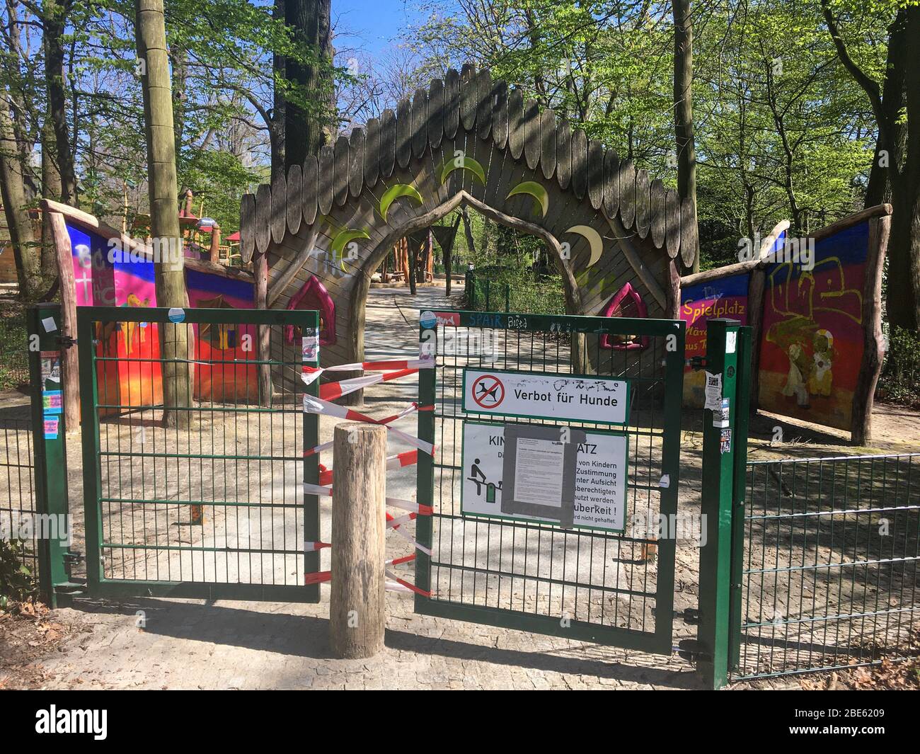 BERLIN, DEUTSCHLAND - 12. APRIL 2020: Geschlossener Spielplatz im öffentlichen Park Hasenheide wegen der Sperrung der Corona Pandemie (Covid 19). Hinweis der Stadt Berlin Stockfoto