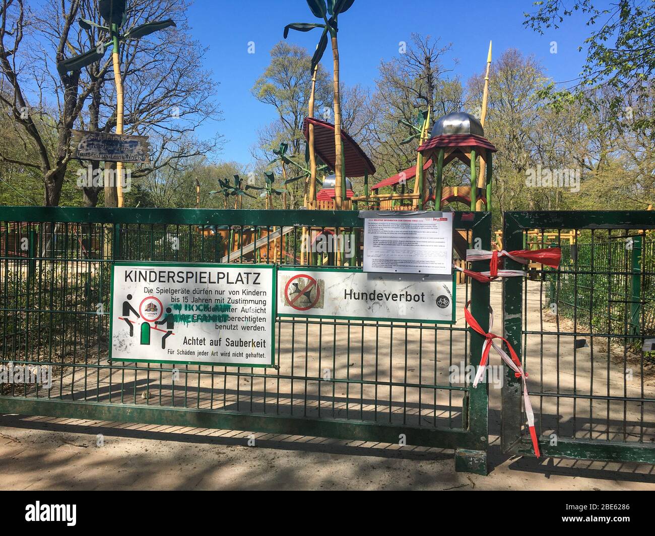 BERLIN, DEUTSCHLAND - 12. APRIL 2020: Geschlossener Spielplatz im öffentlichen Park Hasenheide wegen der Sperrung der Corona Pandemie (Covid 19). Hinweis der Stadt Berlin Stockfoto
