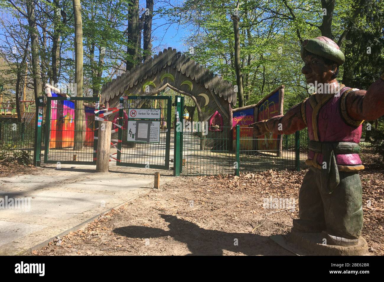 BERLIN, DEUTSCHLAND - 12. APRIL 2020: Geschlossener Spielplatz im öffentlichen Park Hasenheide wegen der Sperrung der Corona Pandemie (Covid 19). Hinweis der Stadt Berlin Stockfoto