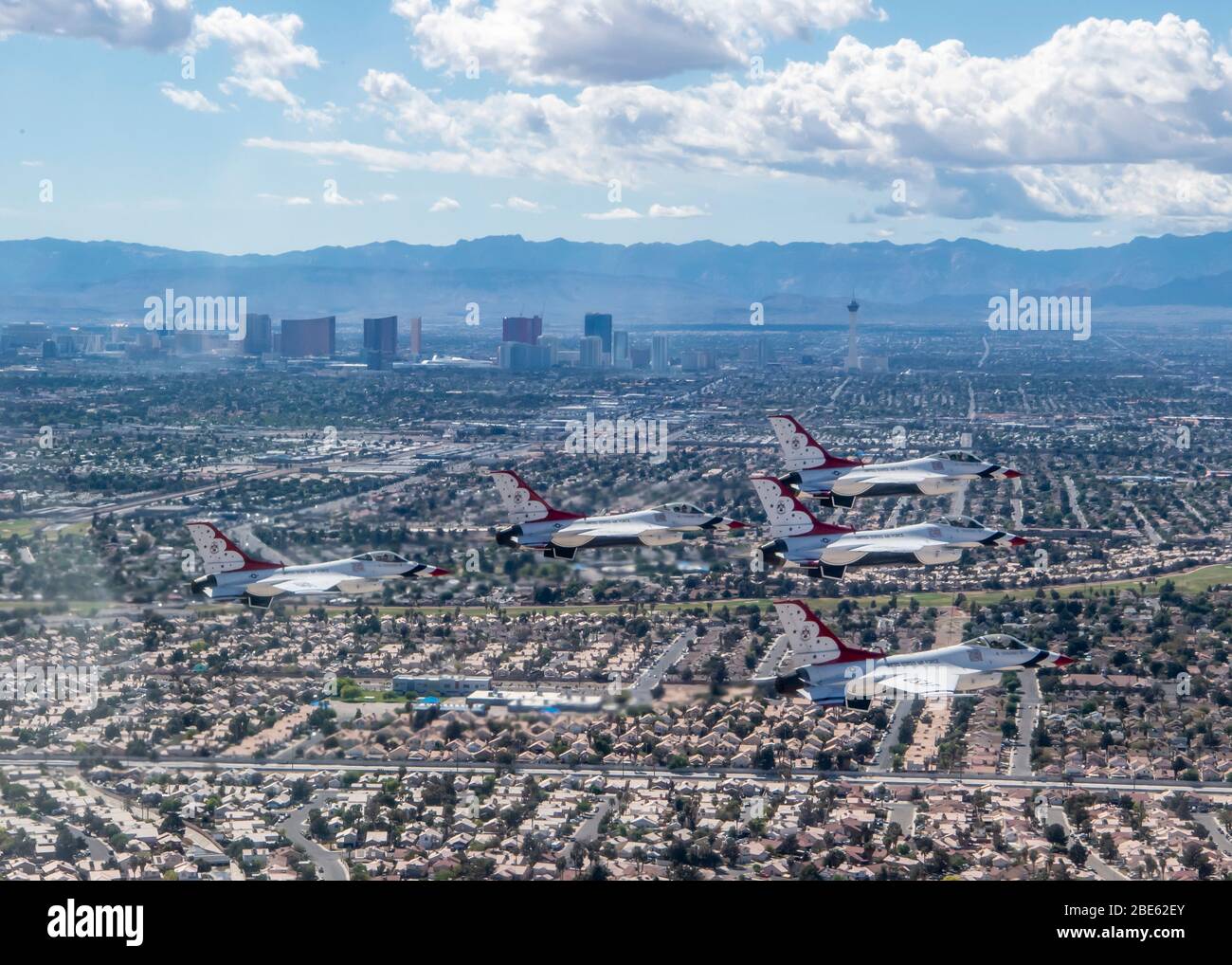 Las Vegas, USA. 11 April 2020. Die US Air Force Thunderbirds Demonstration Squadron führt einen Low-Fly-Over durch, um die Gesundheitsarbeiter, Ersthelfer und andere wichtige Mitarbeiter zu würdigen, die gegen die COVID-19-Pandemie am 11. April 2020 in Las Vegas, Nevada, kämpfen. Quelle: Cory W. Bush/US Air Force/Alamy Live News Stockfoto