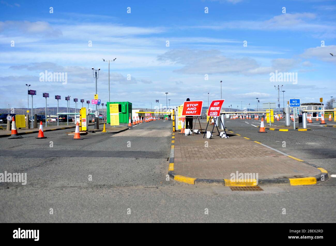 Glasgow, Großbritannien, 12. April Covid-19 Testzentrum für NHS-Mitarbeiter auf dem Langzeitparkplatz am Flughafen Glasgow. Ostersonntag ist normalerweise einer der geschäftigsten Tage des Jahres für Reisende und Käufer, aber Covid-19 hat das Leben in Großbritannien zum Stillstand gebracht. Stockfoto