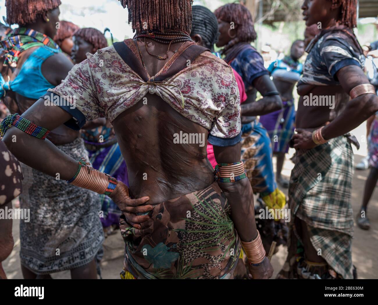 Frauen mit blutenden Peitschenspuren und alten Narben bei Mursi Stamm ethnische Gruppe kommen der Alter Stier springen Zeremonie, Jenka, Äthiopien, Stockfoto