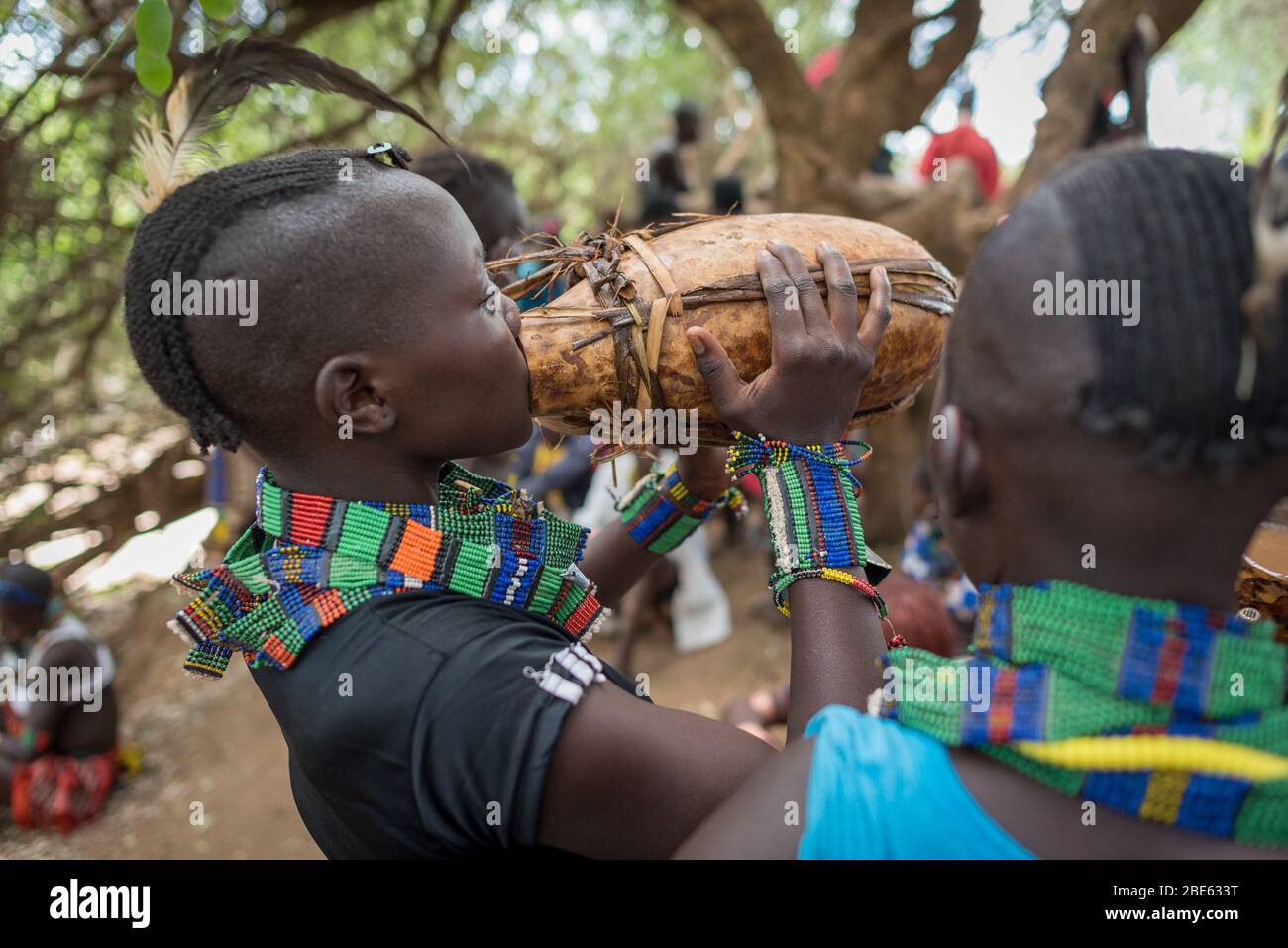 Frau trinkt hausgemachten Alkohol bei Mursi Stamm ethnische Gruppe kommen der Alter Stier springen Zeremonie, Jenka, Äthiopien, Stockfoto