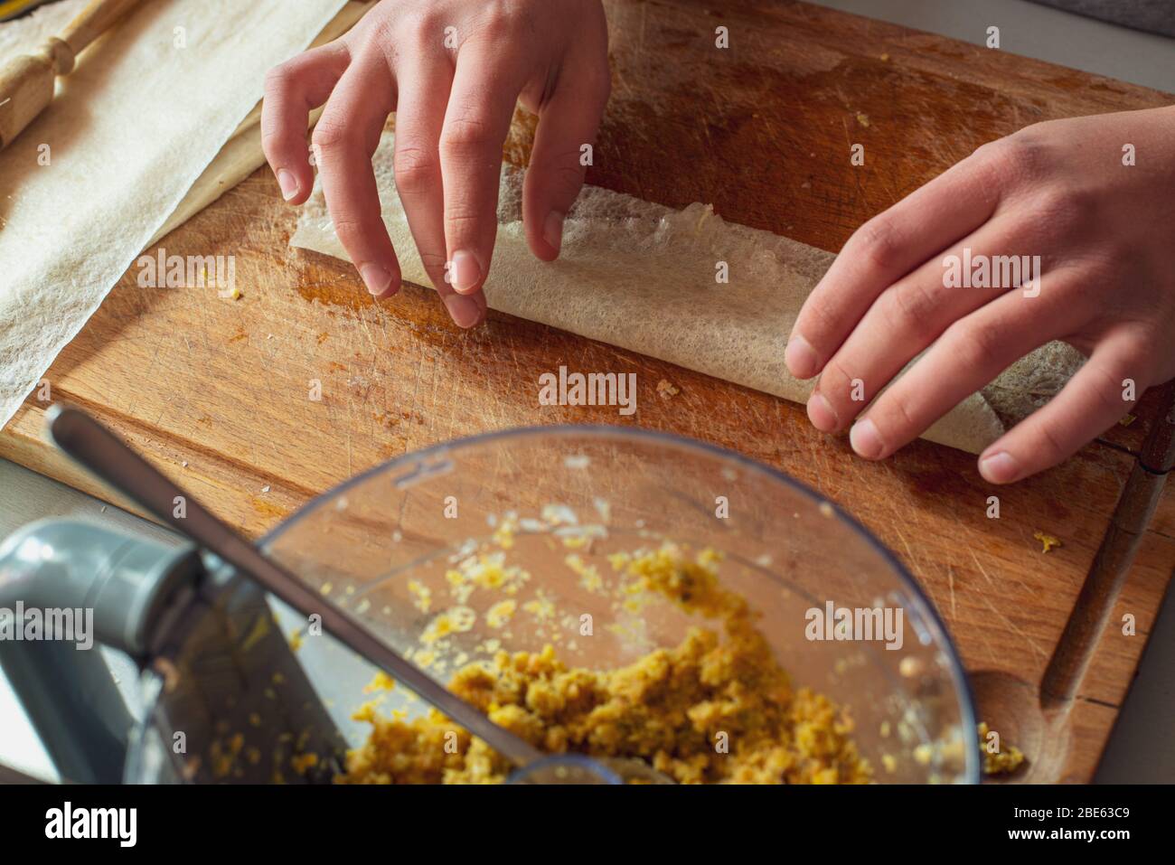 Machen Samosas zu Hause, Kochen als Hobby oder Zeitvertreib.. Lockdown. Stockfoto