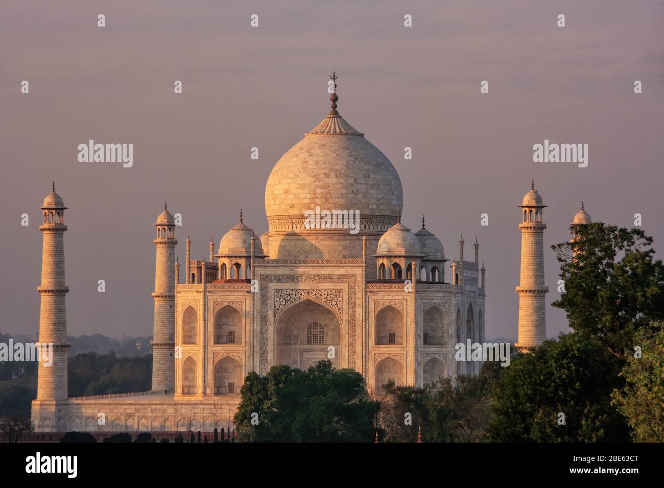 Ansicht des Taj Mahal in Agra, Uttar Pradesh, Indien bei Sonnenuntergang. Es war im Jahre 1632 von Kaiser Shah Jahan als Denkmal für seine zweite Frau Mumtaz Mahal errichten. Stockfoto