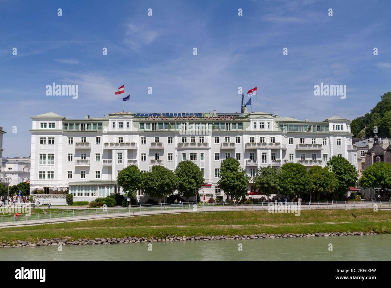 Das Hotel Sacher Salzburg, ein fünf-Sterne-Luxushotel an den Verboten der Salzach in Salzburg, Österreich. Stockfoto